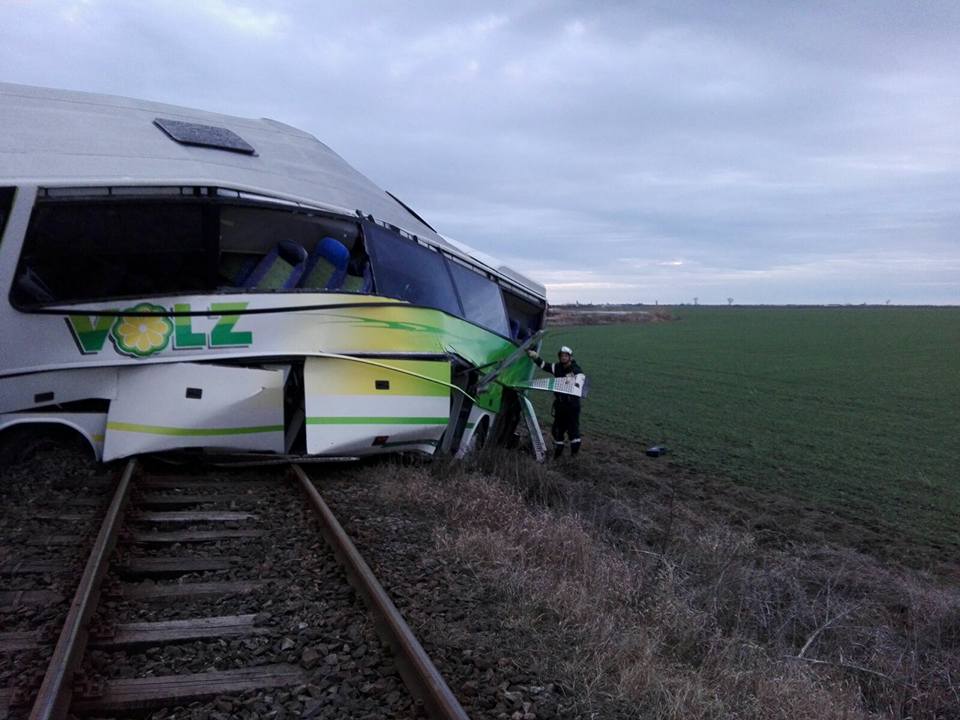 Autocar lovit de tren în județul Timiș. Mai mulți pasageri au fost răniți