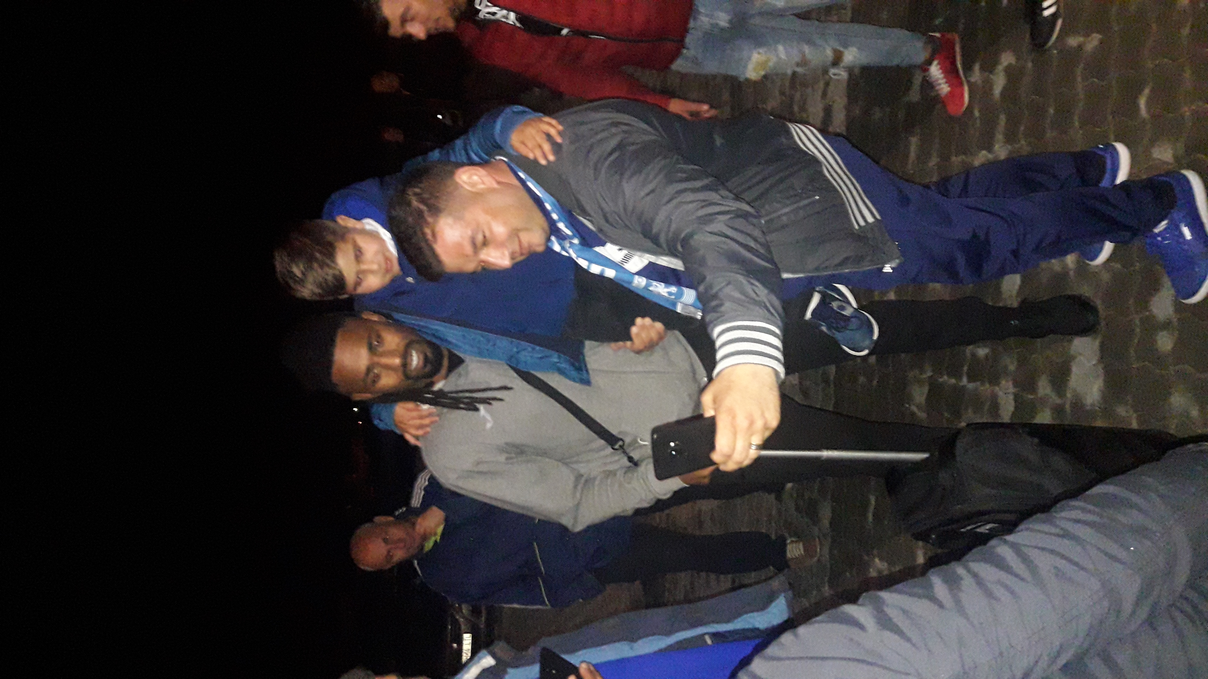 VIDEO | Miracol în Bănie. Fanii Craiovei au făcut selfie, în miez de noapte, cu fotbaliștii de la FCSB. În schimb, Mihai Stoica a fost înjurat ca la ușa cortului