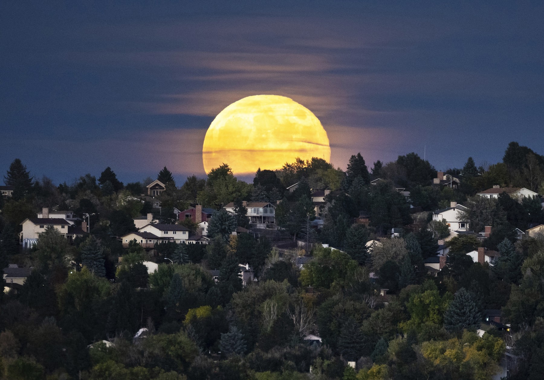 Imagini unice cu Luna Vânătorului, cea mai mare și mai strălucitoare superlună din 2024