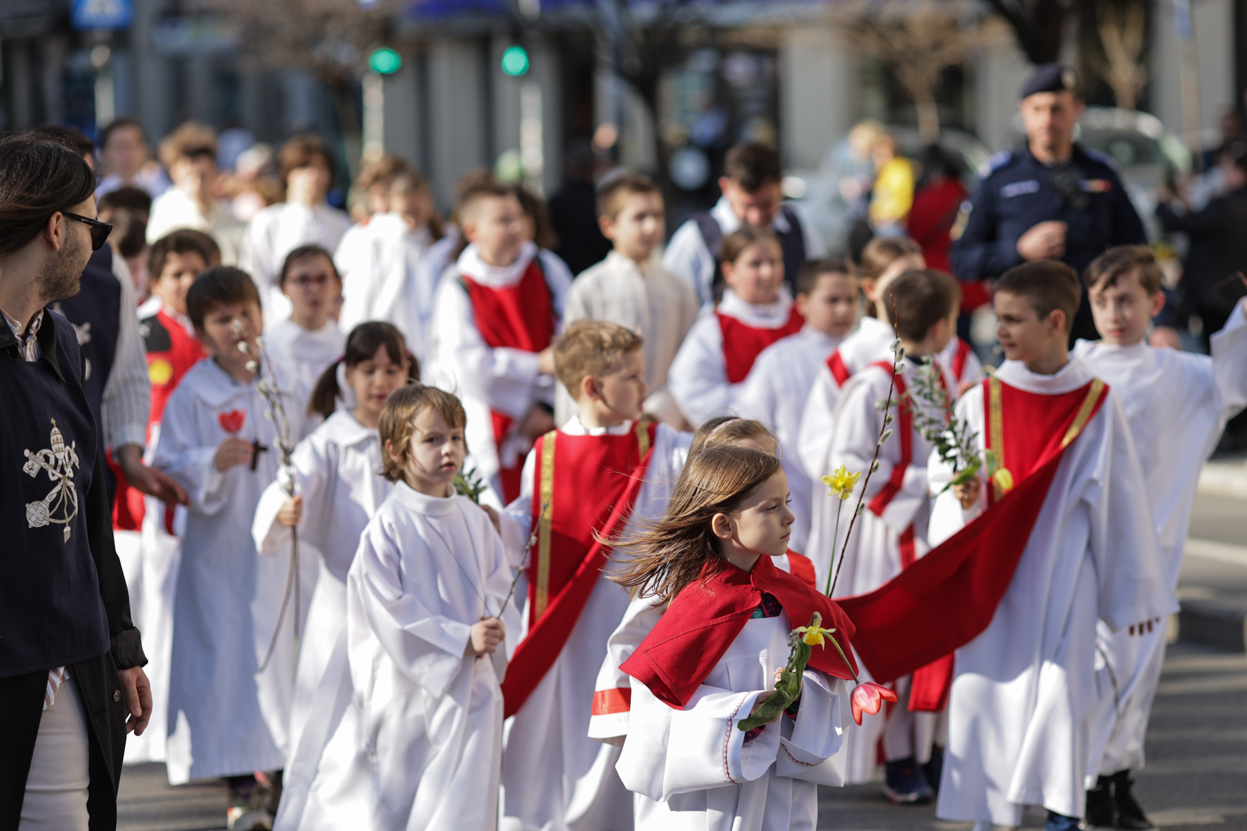 Catolicii au sărbătorit Floriile. Imagini de la procesiunea religioasă din București, care a dus la restricții în trafic
