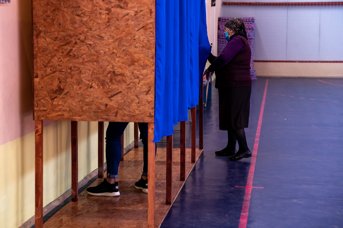 Cozi la alegeri în Ţăndărei, fost focar de Covid-19. Oamenii au votat pentru “şuşale”