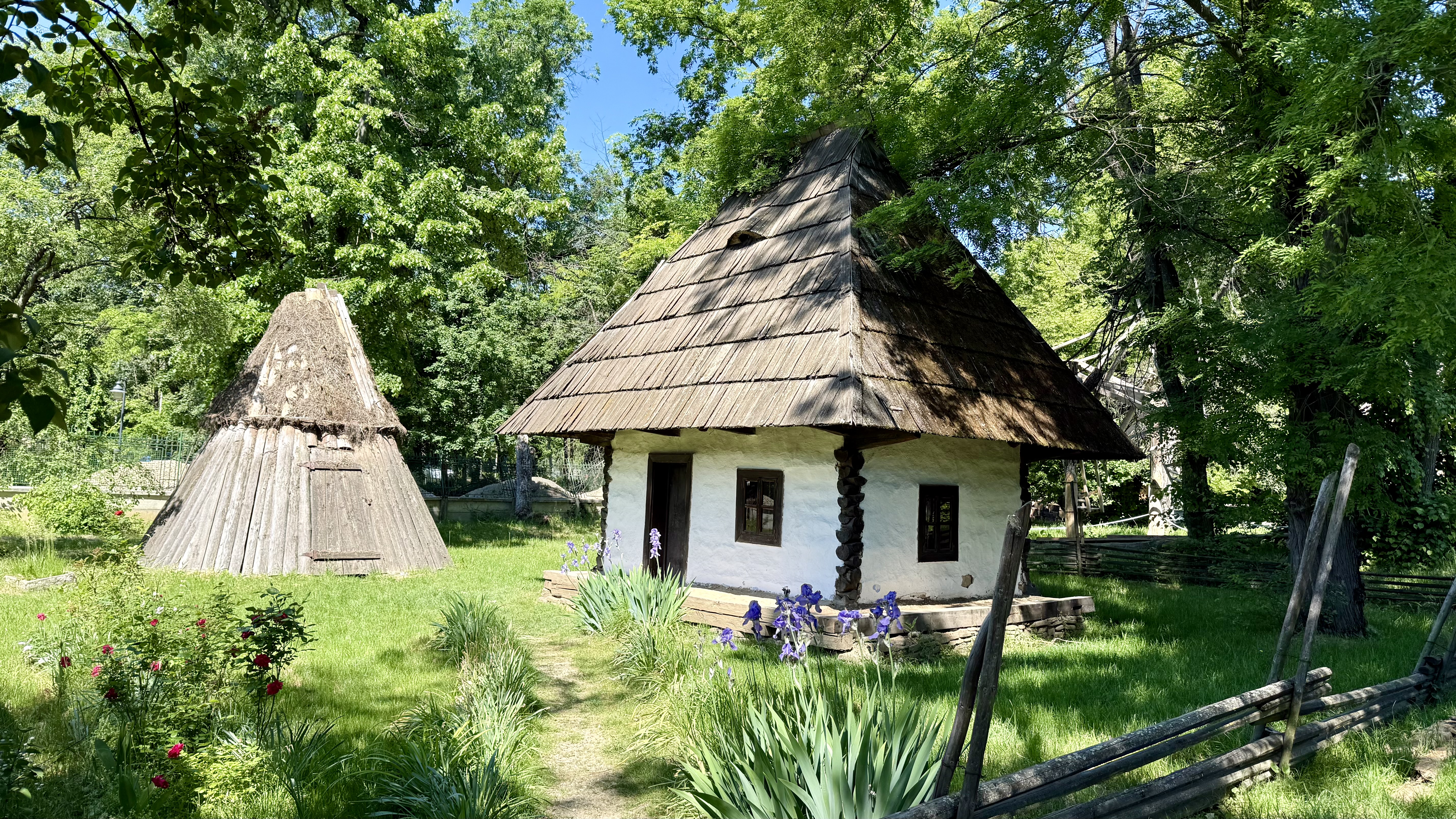 Patru meșteri din Maramureș refac, ca acum un secol, o casă din inima Bucureștiului: „Asta-i istoria! Facem totul manual, ca pe vremuri”