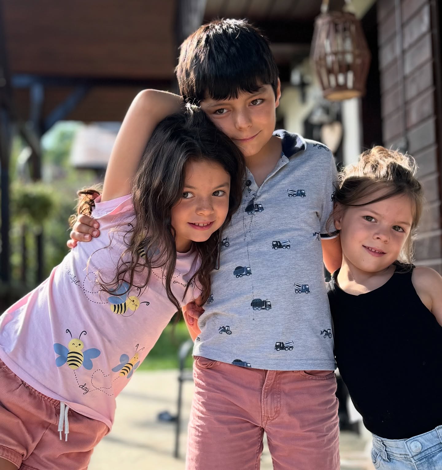 Imagine rară cu Lavinia Petrea alături de soțul ei, procurorul Romulus Varga, și de cei trei copii. Fanii au reacționat: „O familie frumoasă”