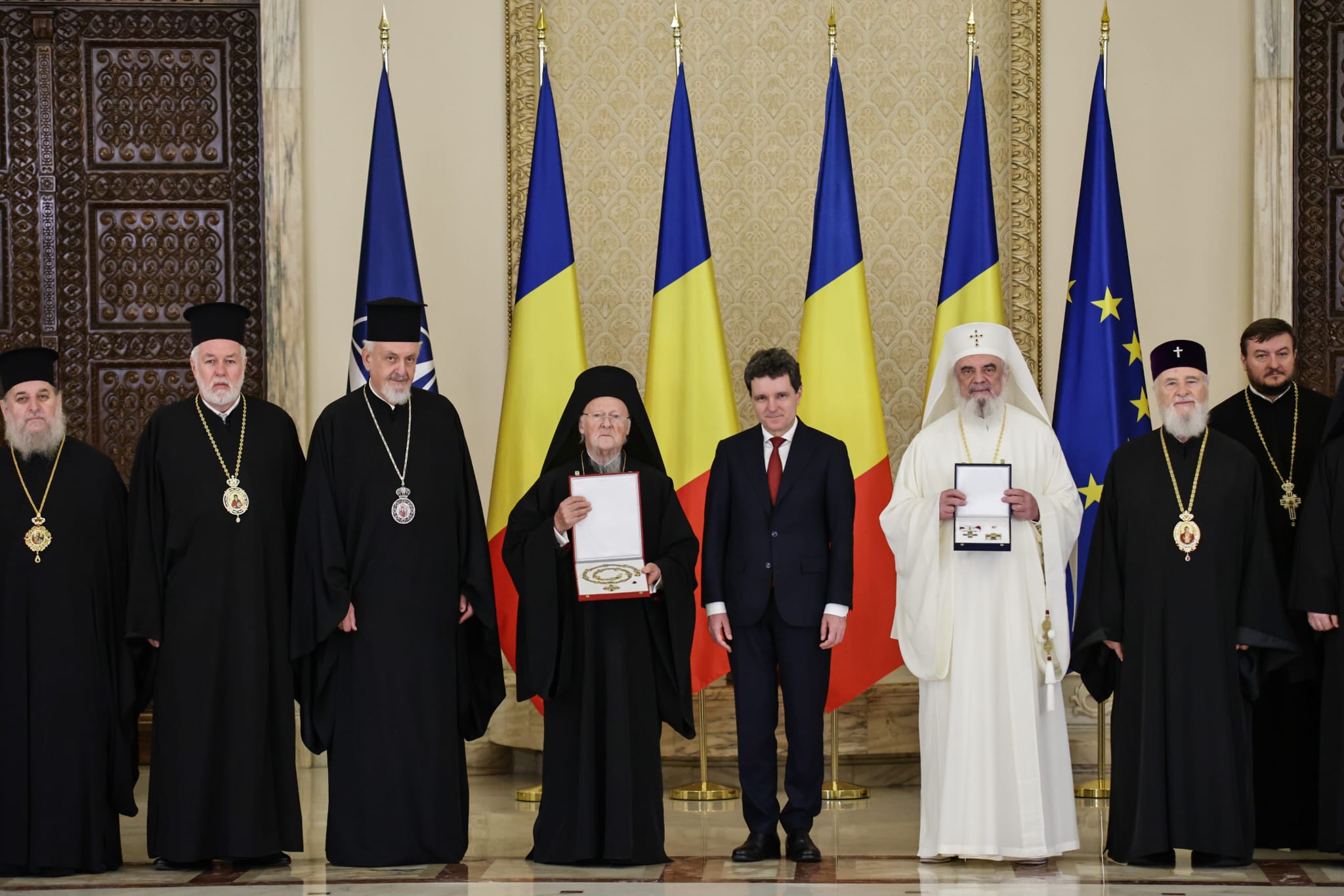 Bartolomeu I, decorat de Nicușor Dan după sfințirea Catedralei Neamului: „România trăieşte un moment istoric”