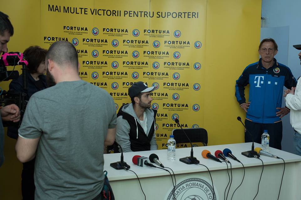 Cum s-a pregătit Daum pentru meciul cu Danemarca! S-a lăsat machiat de sponsor! GALERIE FOTO