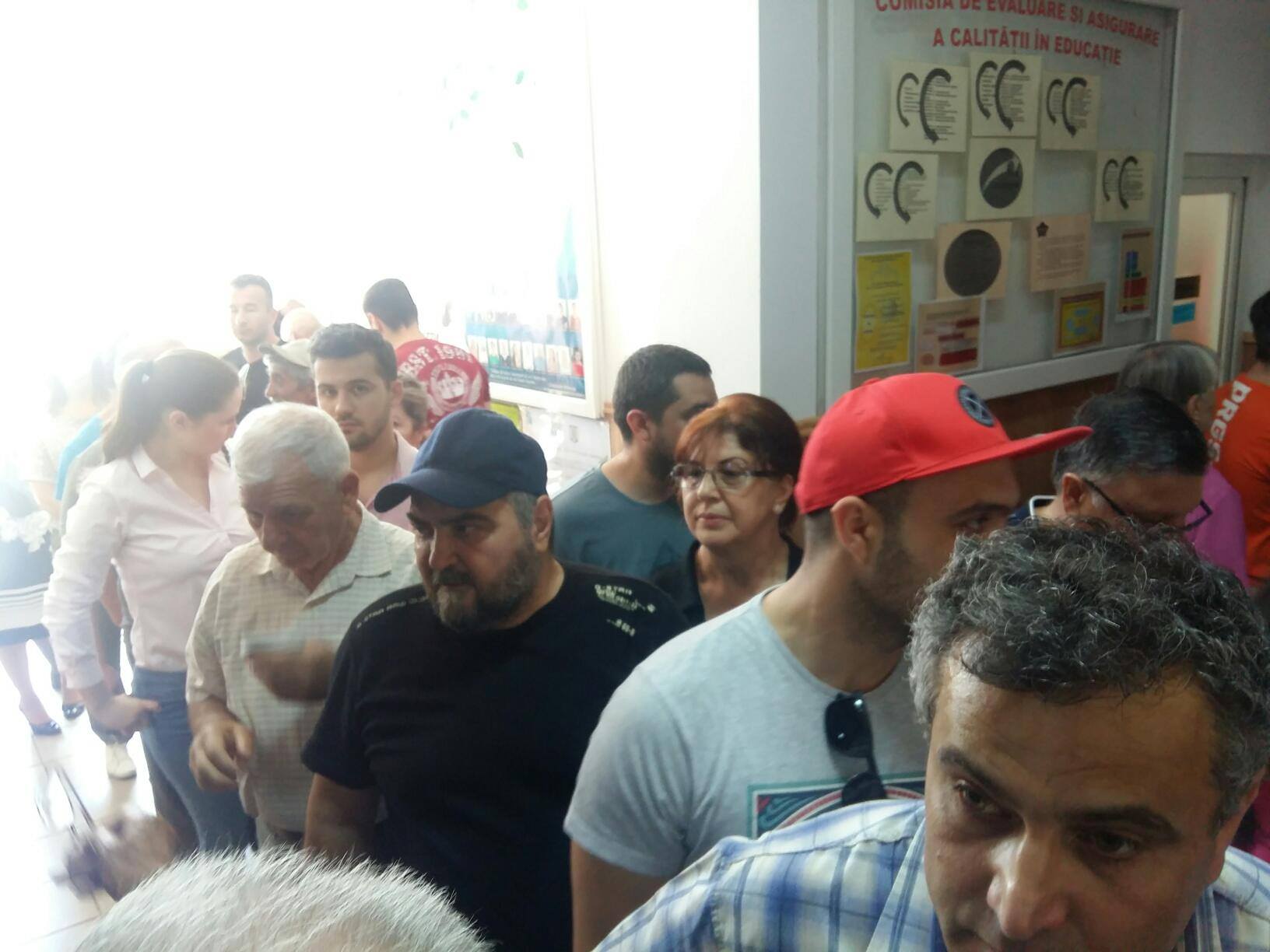 Alegeri europarlamentare | Mobilizare uriașă în București și în restul țării. Sute de alegători stau la cozi și așteaptă minute pentru a vota (FOTO și VIDEO)