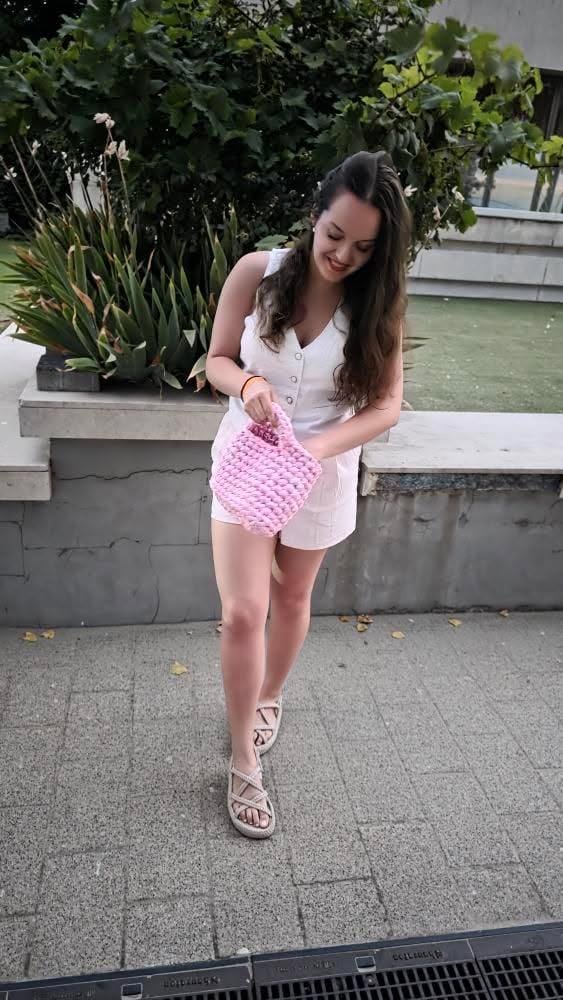 Ilinca Șulea, tânăra pasionată de croșetat: „Lumea se va plictisi de articolele făcute pe bandă rulantă și va alege modele unicat”