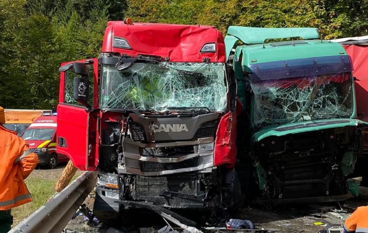 Șofer de TIR mort pe loc, după ce a intrat pe contrasens într-un alt camion, pe o șosea de munte din Neamț
