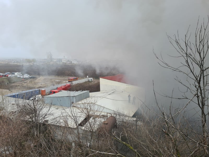 Incendiul de lângă Capitală e sub control, anunță ISU. A fost redus efectivul pompierior