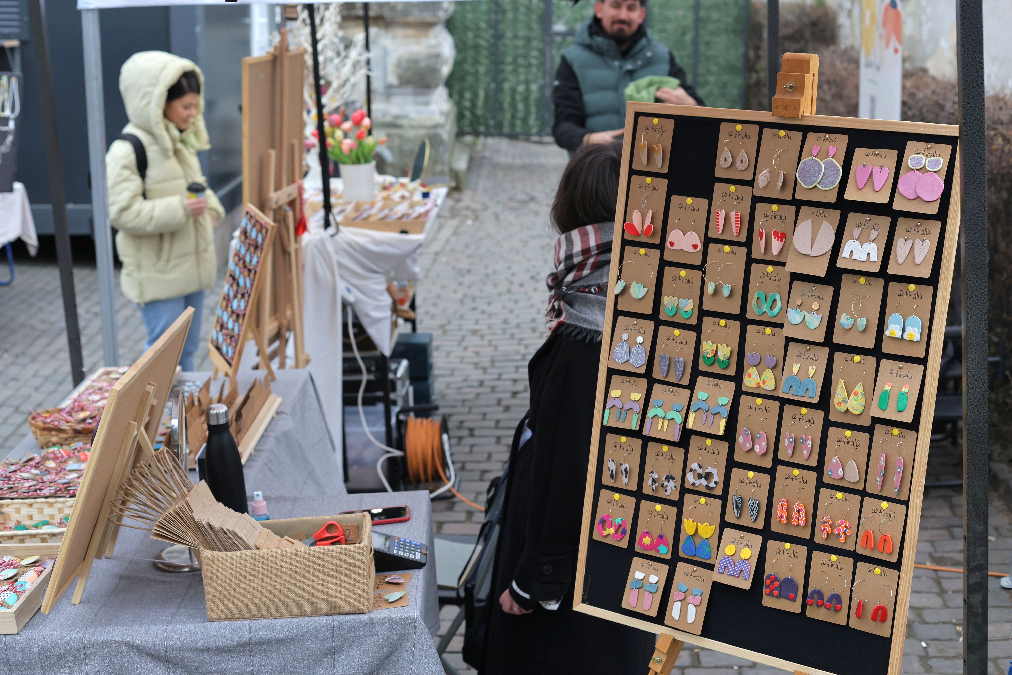 Vizită prin târgurile de mărțișoarele handmade din București. „Toată vara lucrez pentru a aduce zâmbete în luna martie”