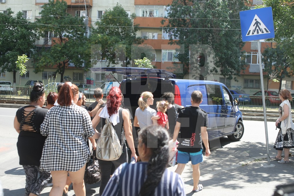VIDEO. Înmormântarea femeii sinucigașe de la Brănești și a celor trei fetițe. Trupul neînsuflețit al mamei, depus separat la capelă / GALERIE FOTO