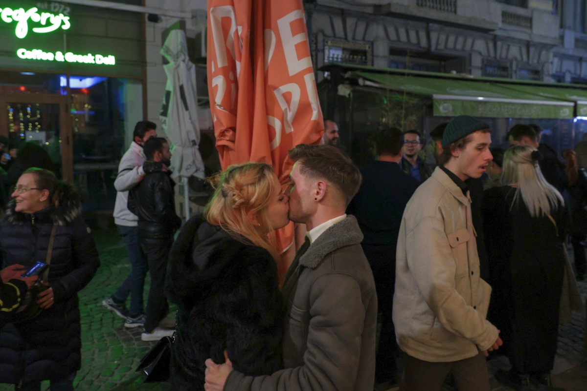 FOTO. Sute de persoane au petrecut de Revelion în Centrul Vechi, din București. A fost show și în Parcul IOR