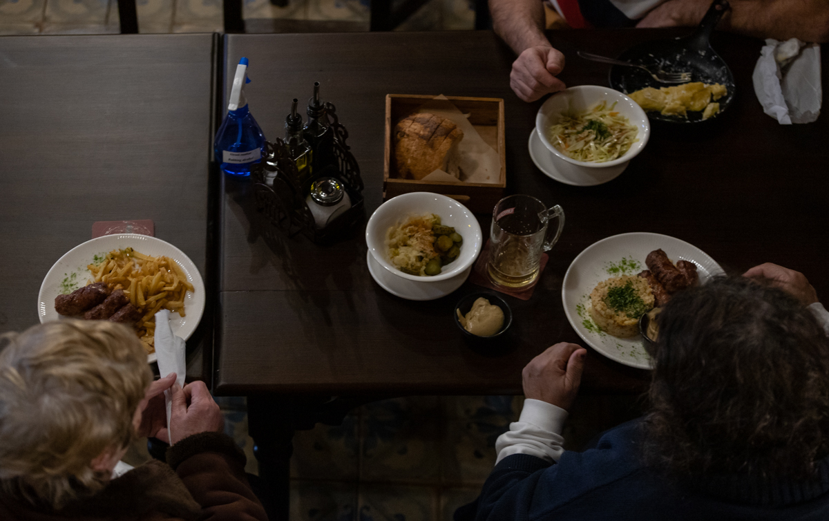 Restaurantele din București s-au redeschis după trei luni. Patron local: „Suntem foarte prudenți"