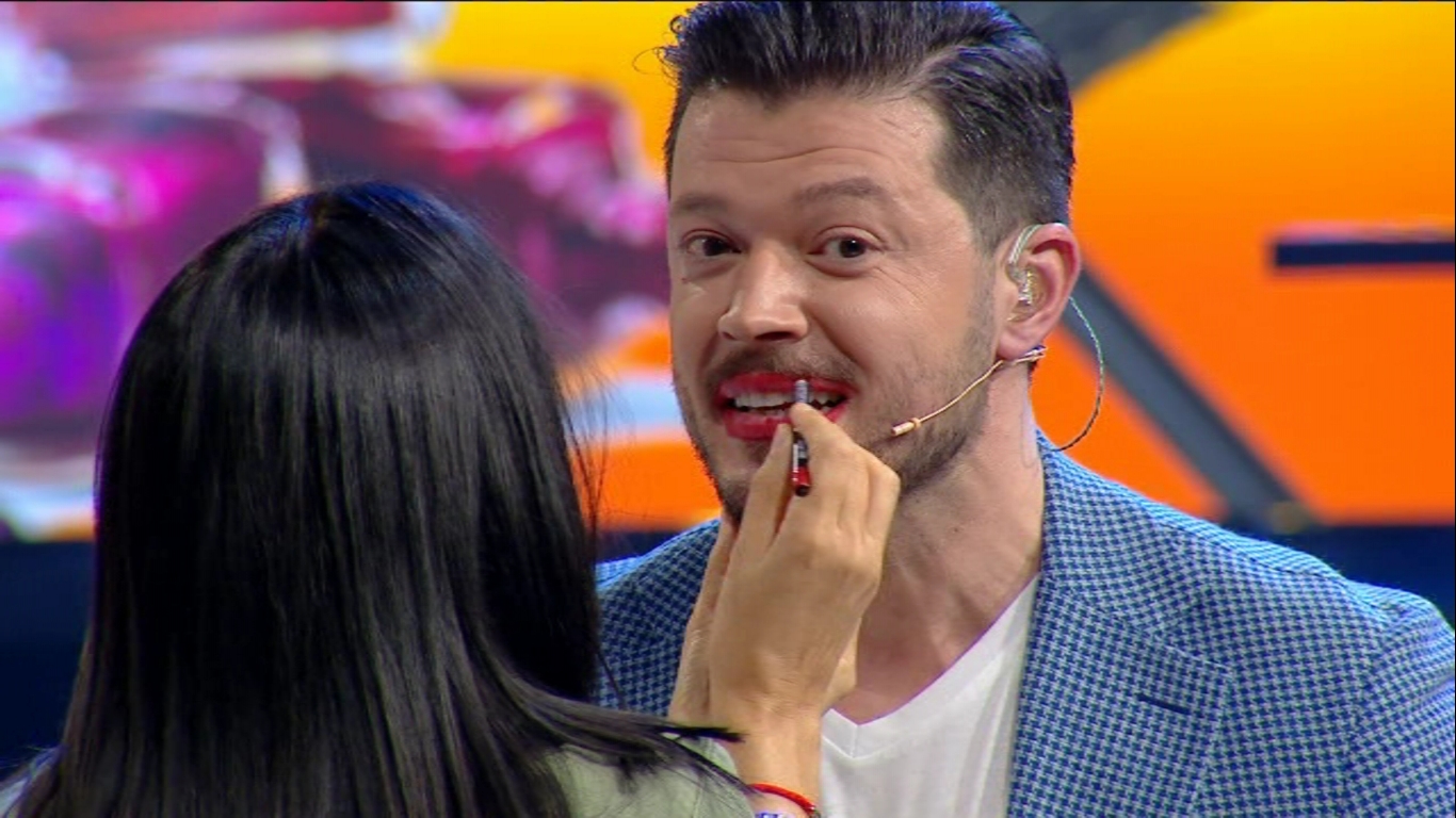Victor Slav, pe mâinile Oanei Zăvoranu. Cum l-a fardat vedeta pe prezentator | FOTO