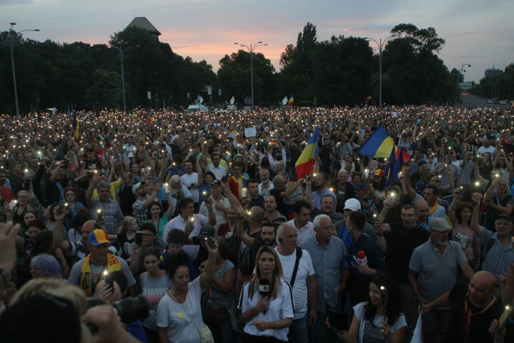 FOTO&VIDEO/ Câteva mii de persoane au protestat în Piața Victoriei, joi seară