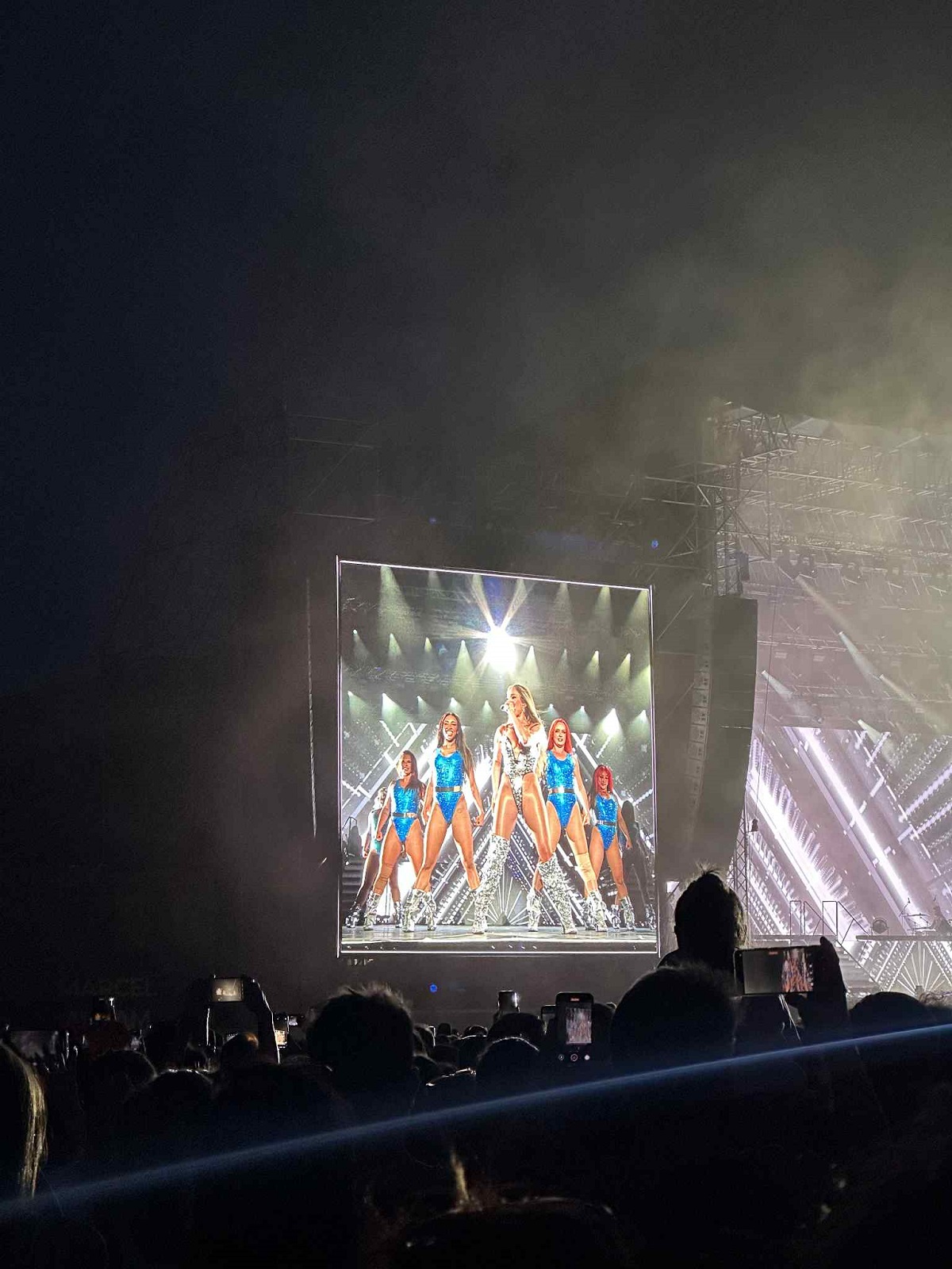 Gestul făcut de Jennifer Lopez imediat după ce a ieșit din hotelul în care a stat în București