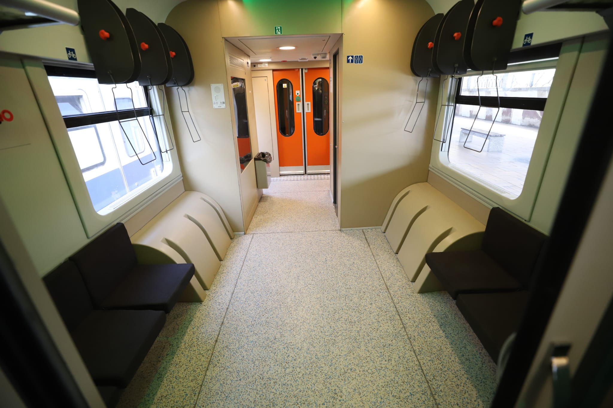 Viteză, confort și lift pentru persoane cu dizabilități. Primul tren modernizat complet circulă de astăzi pe ruta București-Constanța