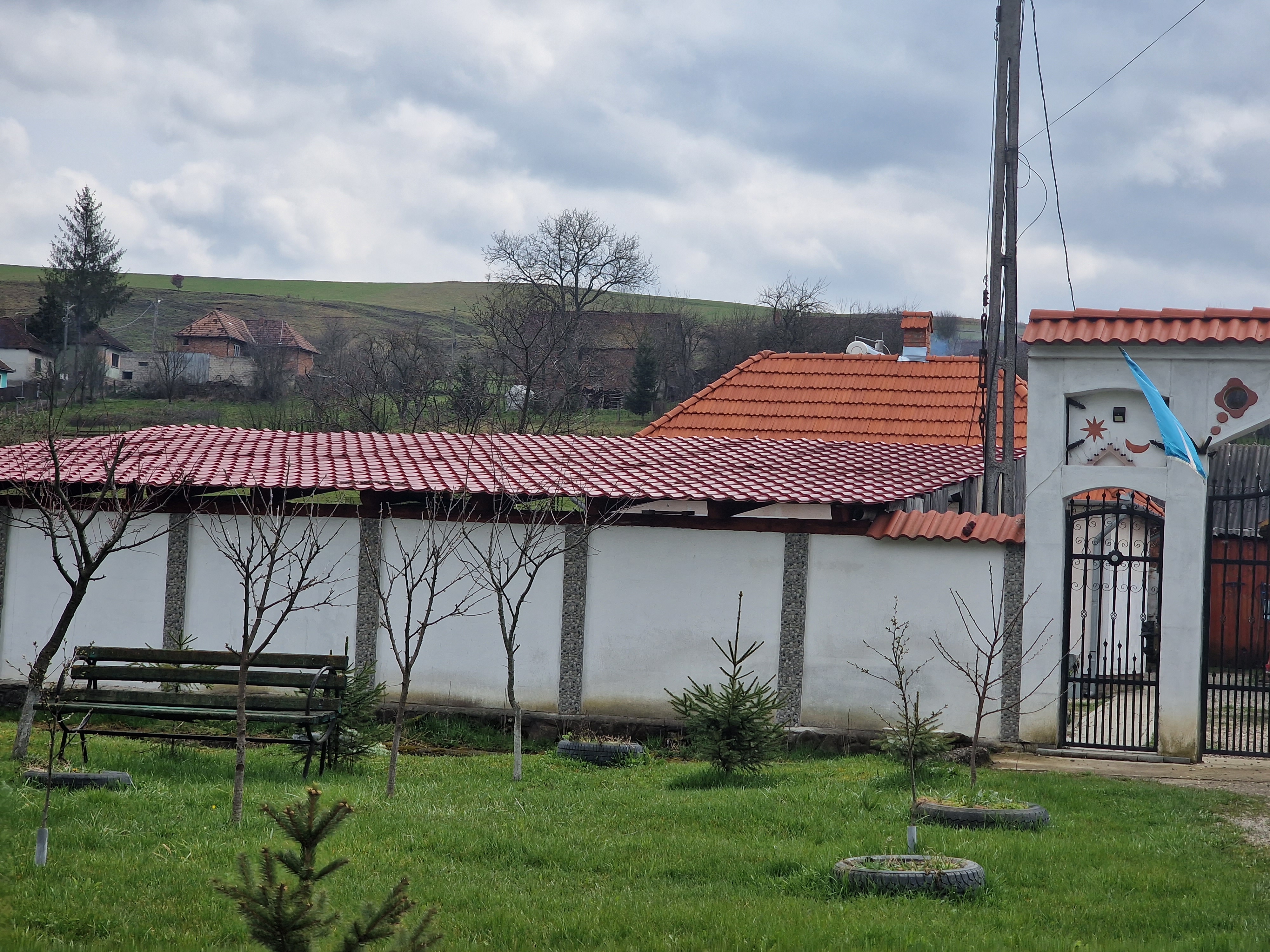REPORTAJ. Liniștea de după furtună în satul din Covasna unde o fată a trăit 10 ani legată în lanțuri. „Sunt mulți care ar trebui întrebați. Au știut și n-au făcut nimic”