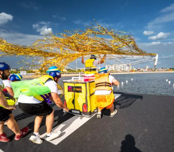 38 de piloți trăsniți au sfidat gravitația la Red Bull Flugtag cu mașinăriile lor zburătoare. Echipa Pegasus 27 a câștigat competiția