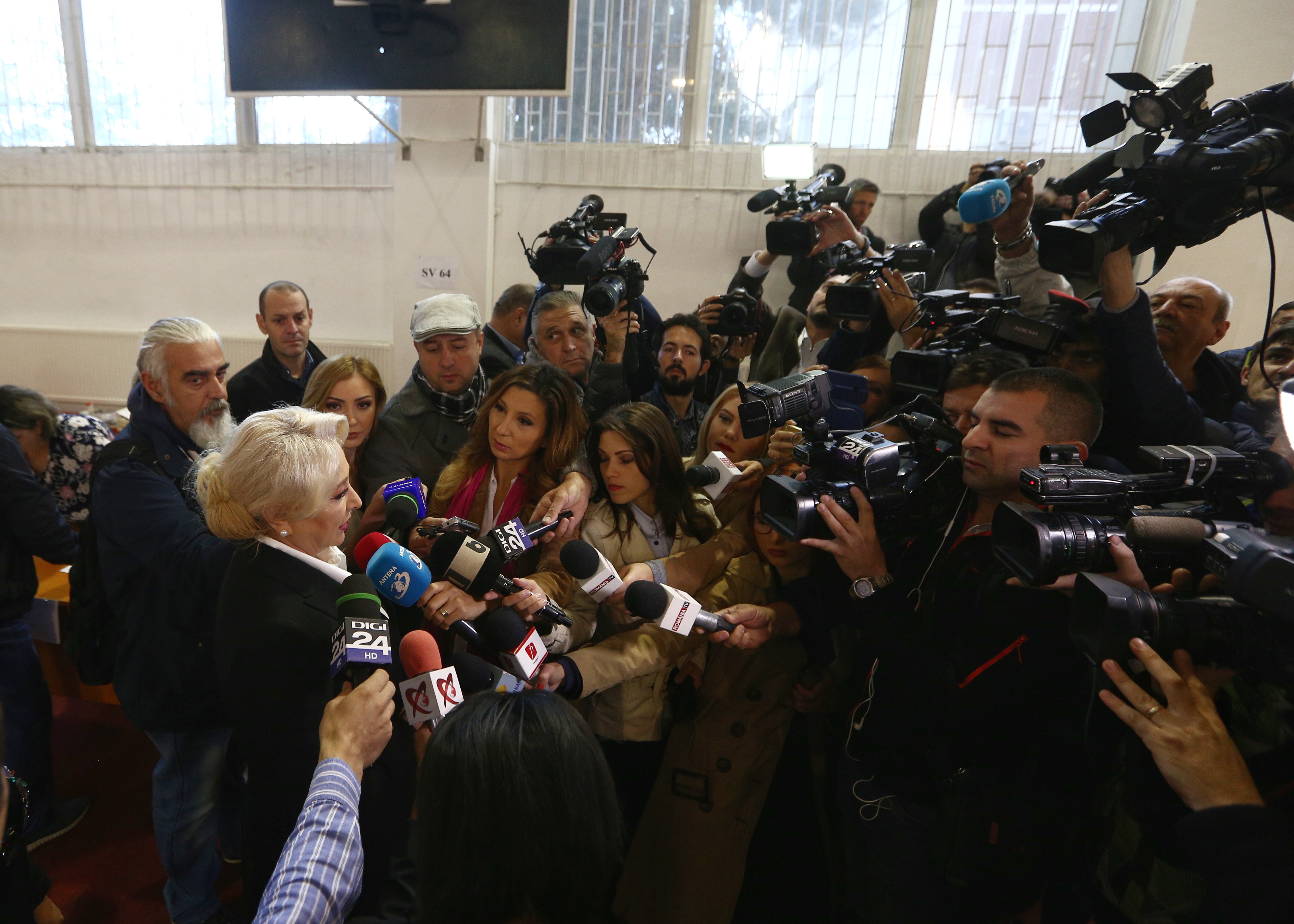 Referendum pentru definirea familiei | Viorica Dăncilă a votat la liceul Jean Monnet din Capitală - VIDEO
