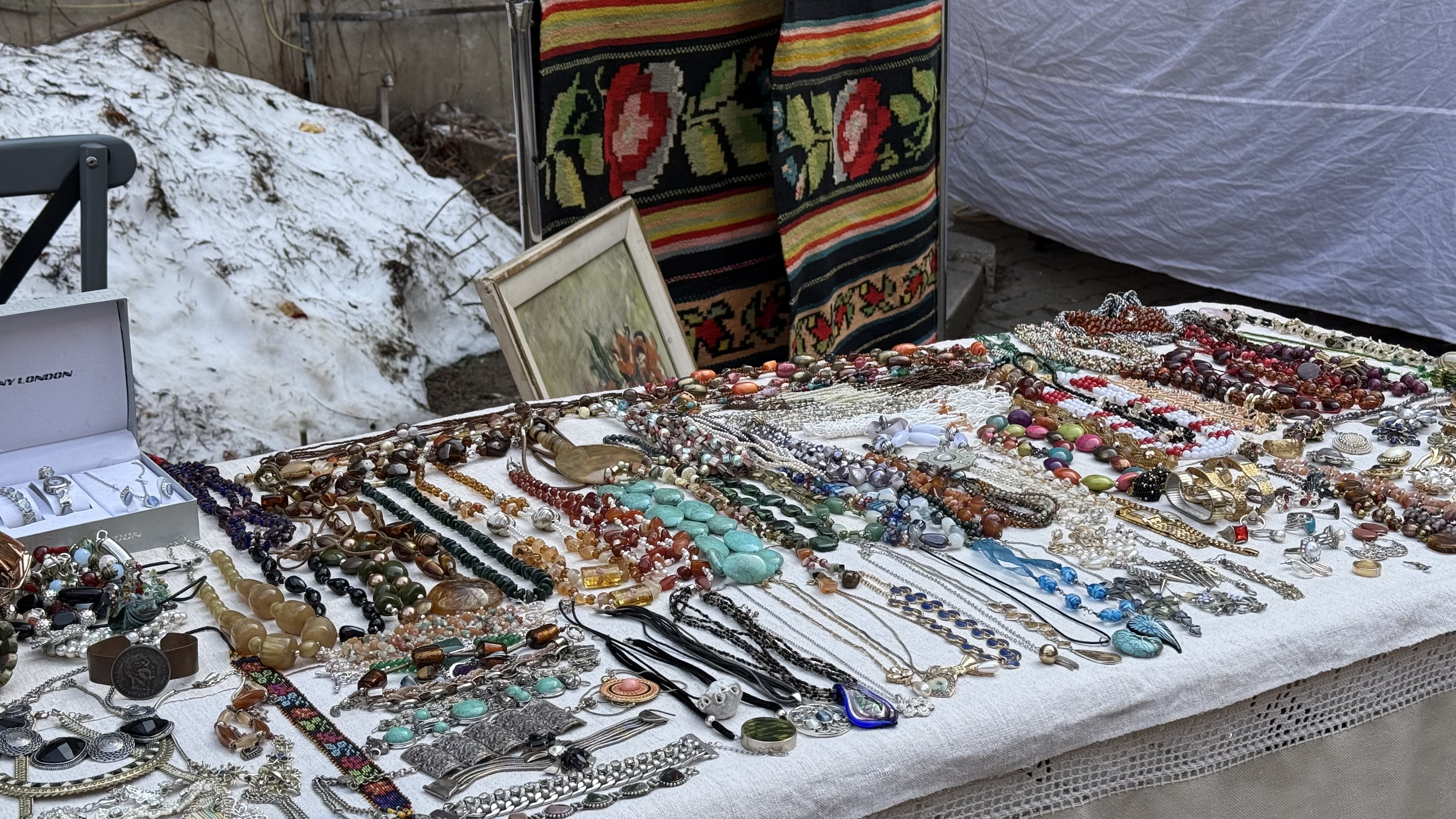 Printre ceaunele cu sarmale și mucenici moldovenești „stropiți” cu miere și nucă: „E atmosfera târgurilor de altădată!”