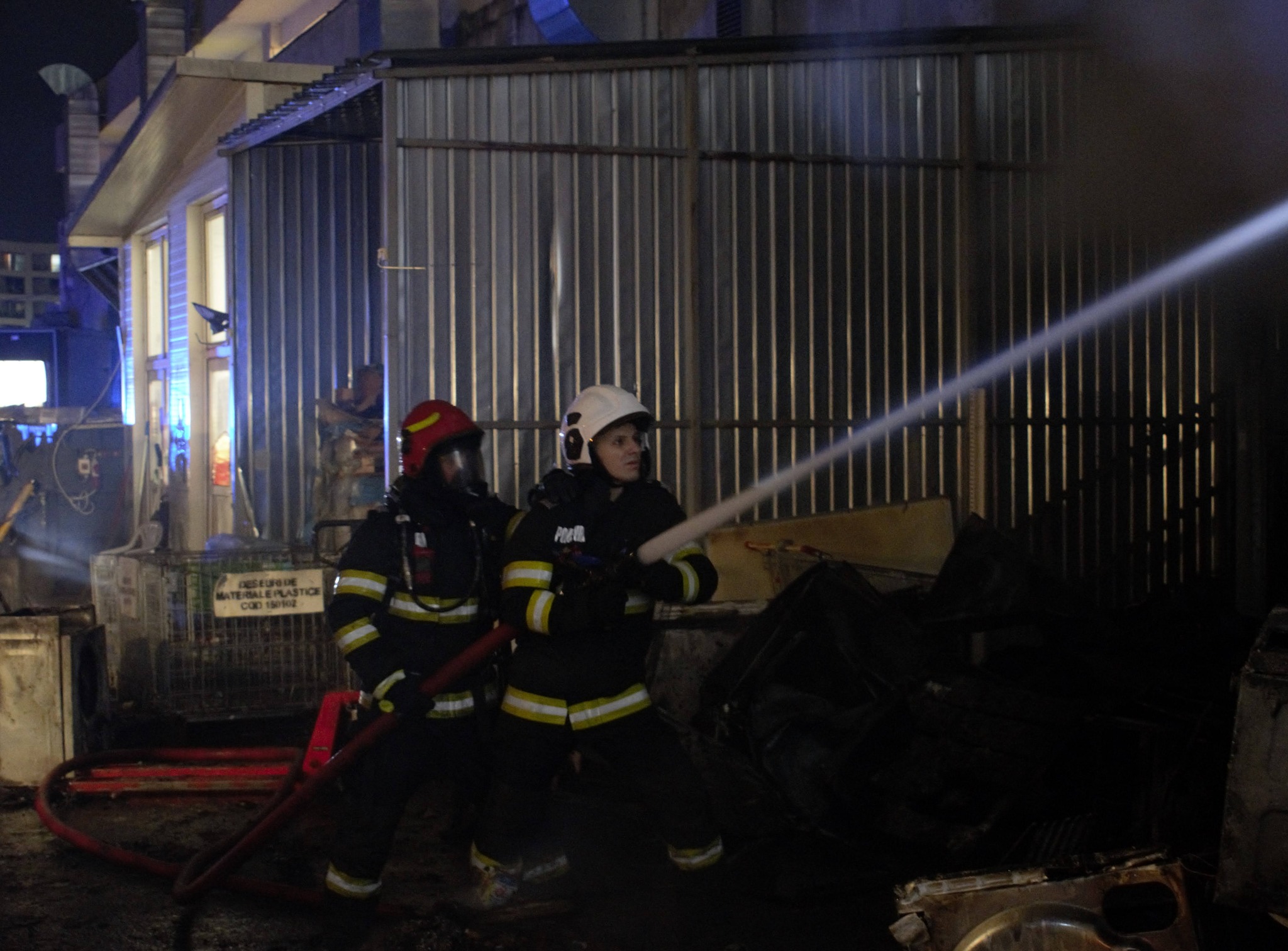 Incendiu puternic în curtea unui mall din Cluj. Clienții unui supermarket au fost evacuați | VIDEO