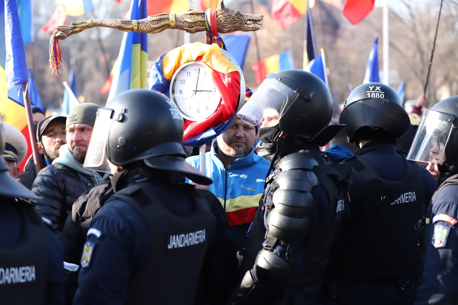 Protestatarii chemați de Călin Georgescu în Piața Victoriei s-au ciocnit cu jandarmii, în fața Guvernului, și au aruncat cu petarde