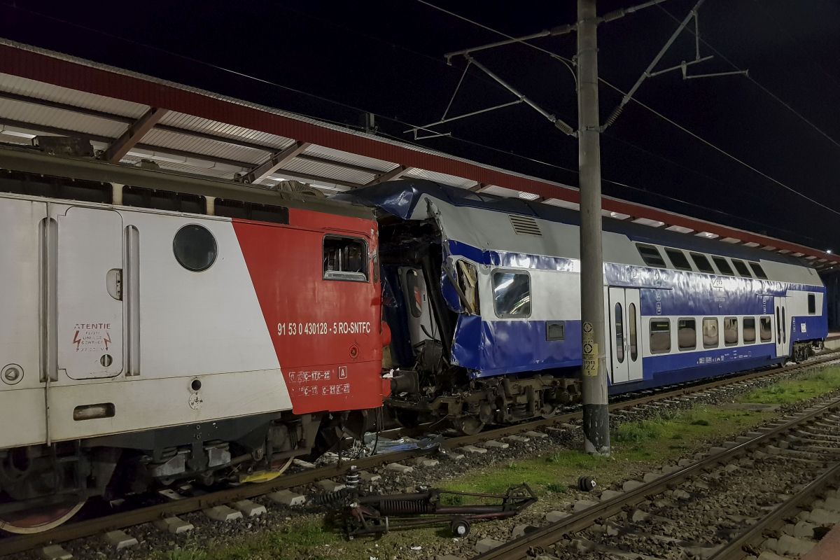 Impact violent în gara din Galați între o locomotivă și trenul la care urma să fie cuplată. O femeie, conductorul trenului, a murit la spital