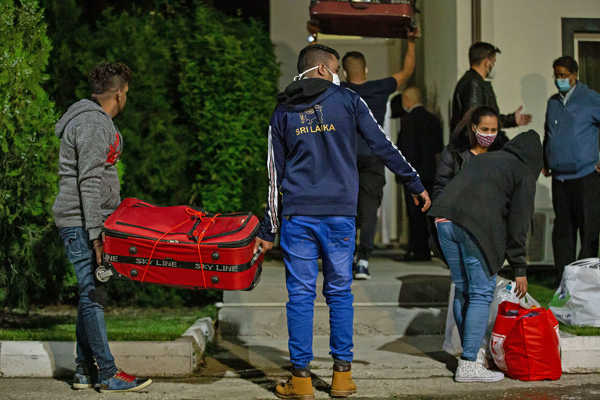 Saga umilinței. 36 de muncitori srilankezi, concediați de la o fabrică din Botoșani, au fost abandonați pe Otopeni, după ce au fost plimbați opt ore cu autocarul. „Nu-i treaba noastră că s-a închis aeroportul din Sri Lanka”