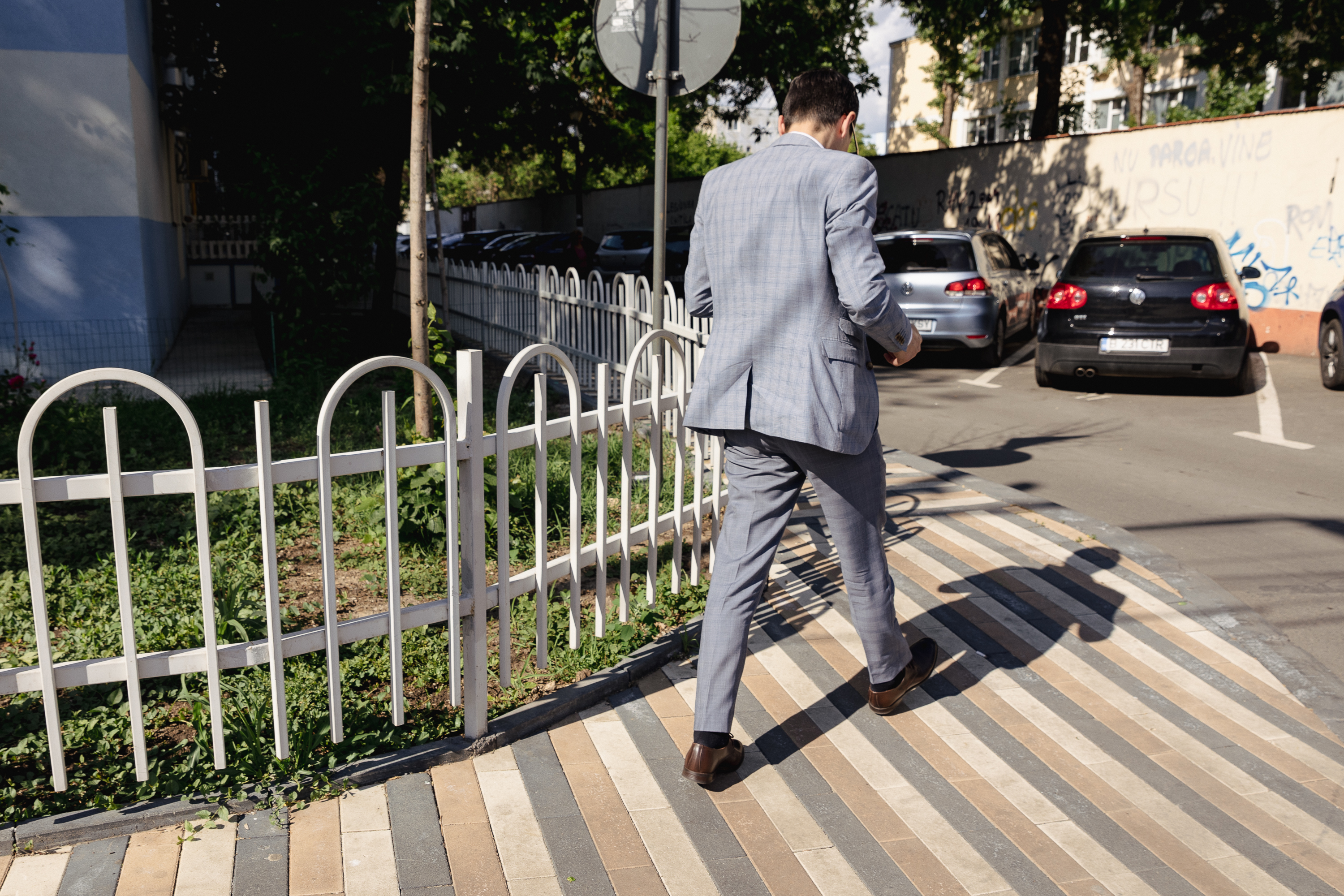 Duminica cetățeanului în sectorul 5. Adevăratul George Simion a ieșit cu soția și prietenii la vot la o școală din cartierul Sălaj: „Așteptăm schimbarea!” FOTOREPORTAJ