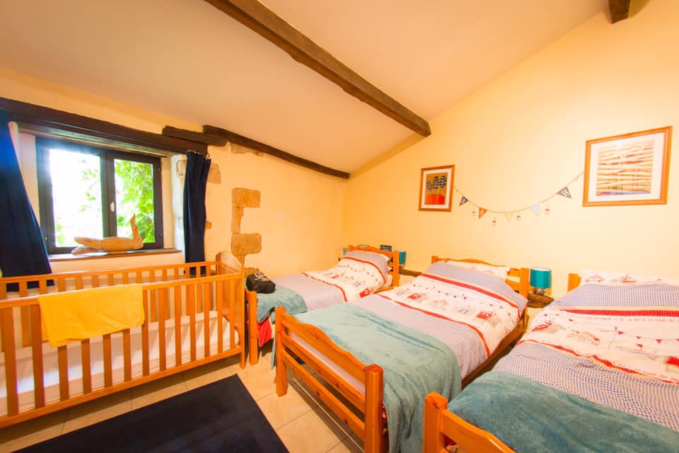 După ce au fost concediați, soții britanici și-au vândut casa din Manchester și au cumpărat un cătun în Franța, pe care l-au transformat în sat de vacanță