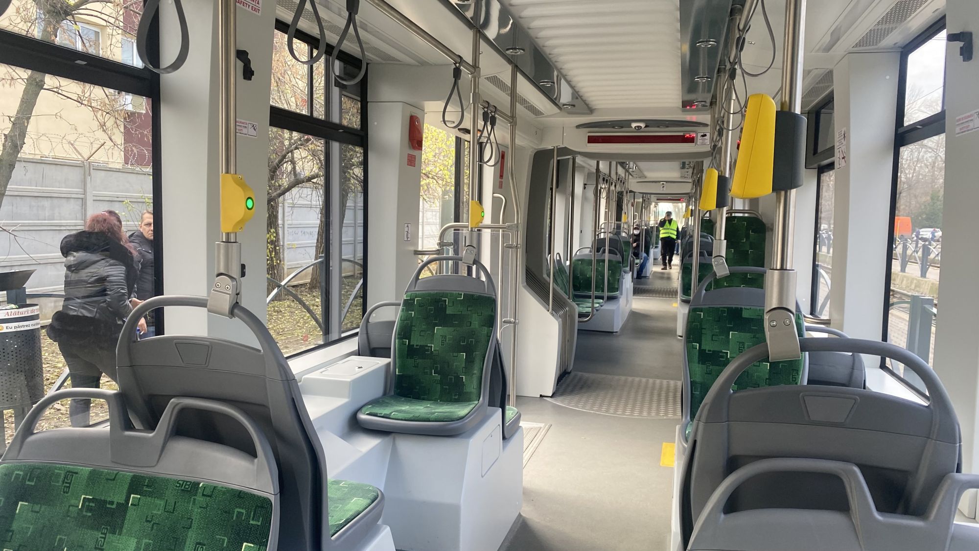FOTO. Primele impresii ale bucureștenilor după ce au mers cu noile tramvaie de pe linia lui 41: „Mult mai înghesuite, dar frumoase și călduroase”