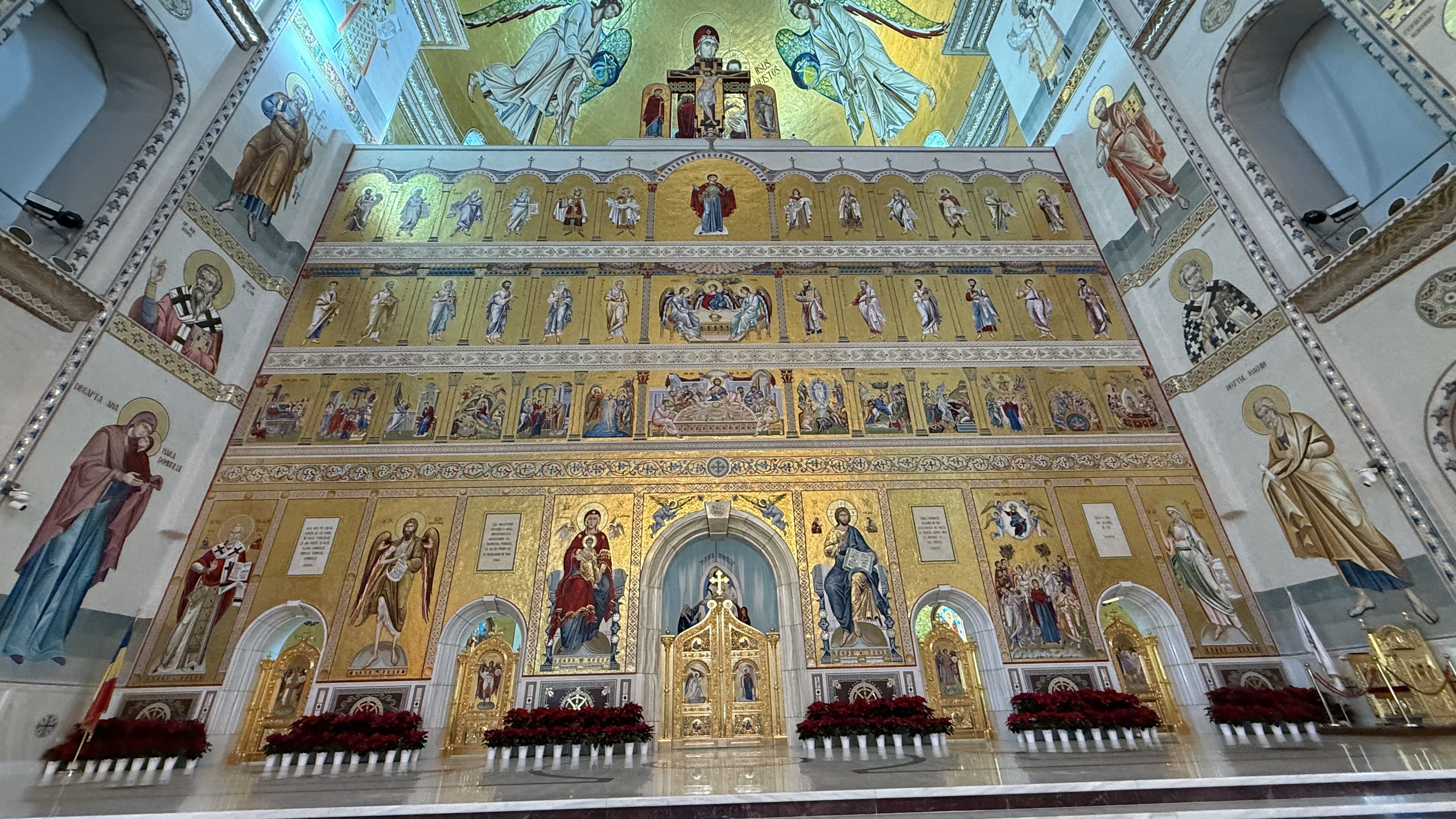 A doua zi de Crăciun la Catedrala Națională. Mii de credincioși au venit din țară și din străinătate să viziteze cea mai mare biserică ortodoxă din lume