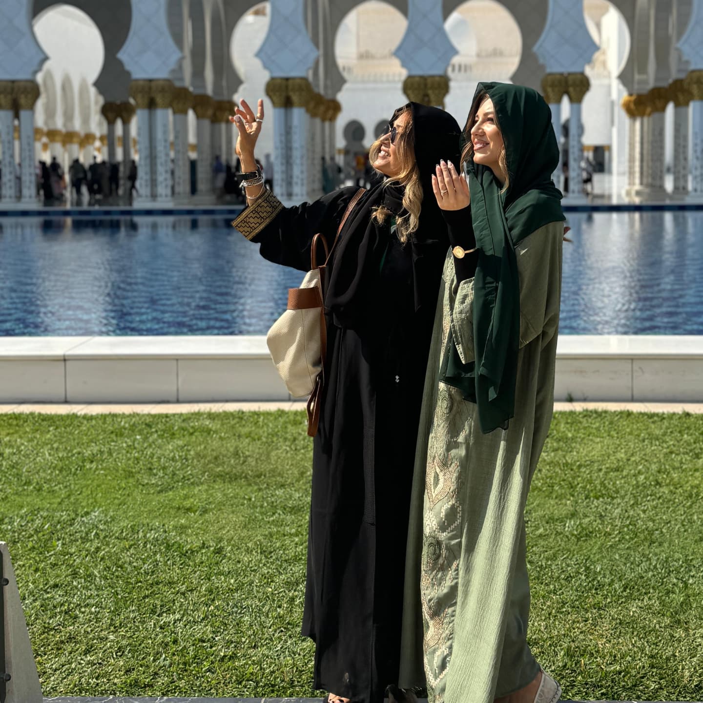 Cum a apărut Anca Țurcașiu cu iubitul în vacanță în Abu Dhabi: „Viața merită s-o trăim cât mai intens”. Cu ce cuplu celebru s-au întâlnit acolo