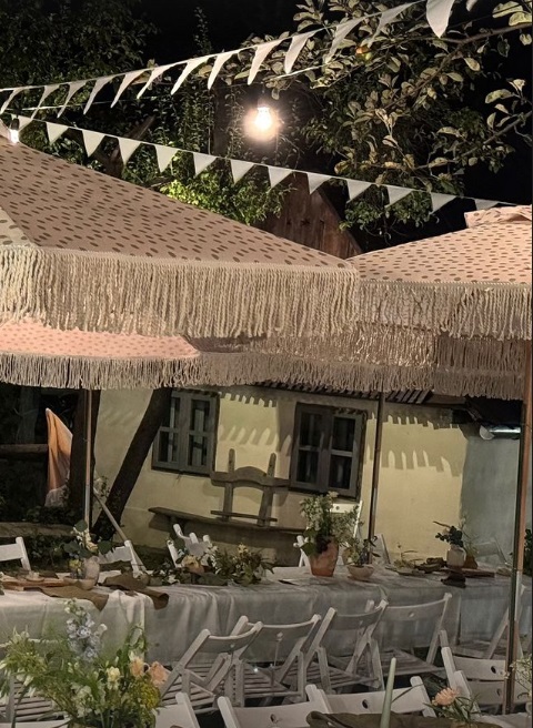 Imagini de la botezul celei de-a patra fetițe a Laurei Cosoi. Evenimentul a avut loc în Maramureș, iar invitații au primit mâncare gătită la ceaun