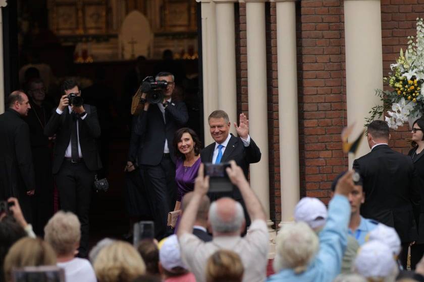 Carmen Iohannis și-a schimbat ținuta la vizita Papei Francisc la Catedrala Mântuirii Neamului. Cum s-a îmbrăcat prima doamnă a României | FOTO