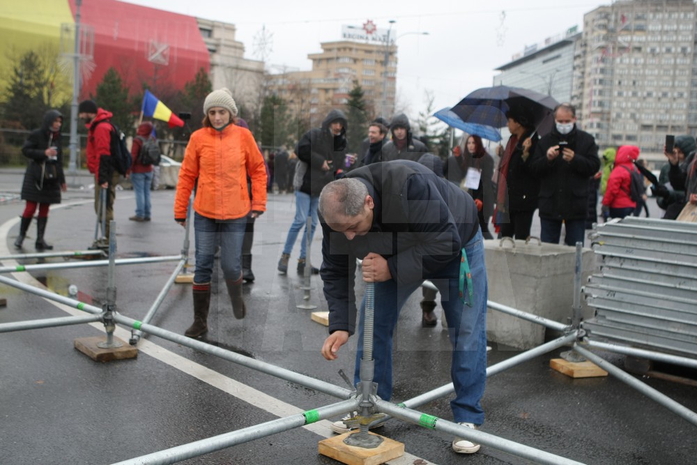 UPDATE. Protest și incidente în Piața Victoriei. Anchetă MAI după împiedicarea organizării târgului de Crăciun/ FOTO