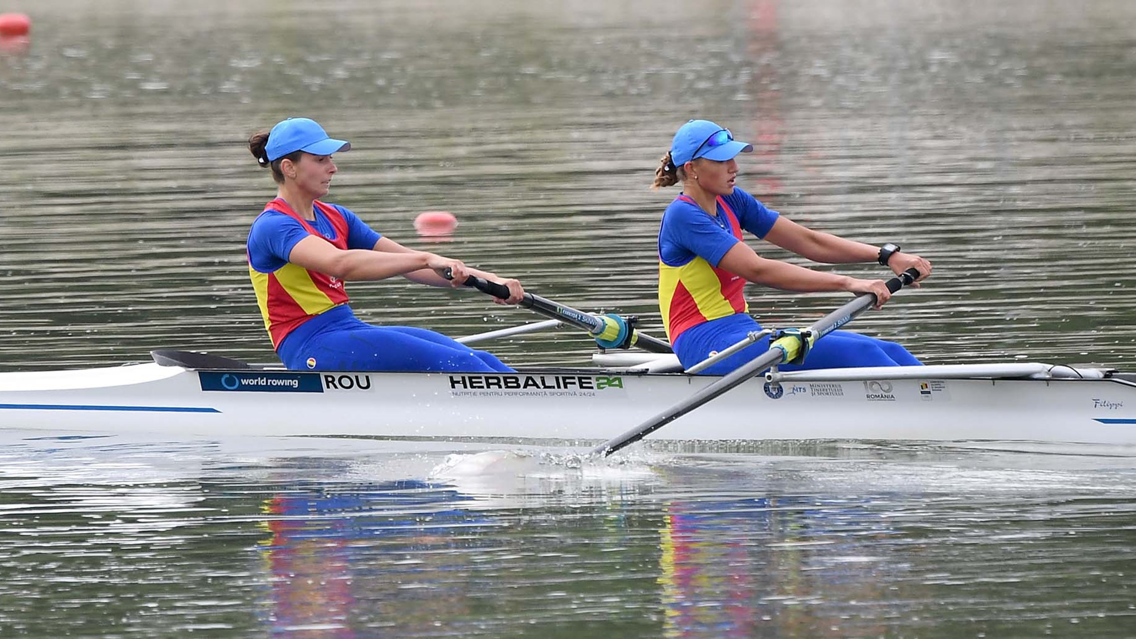 Lotul olimpic feminin de canotaj al României are sponsor oficial o companie internațională din domeniul nutriției. În rând cu Cristiano Ronaldo