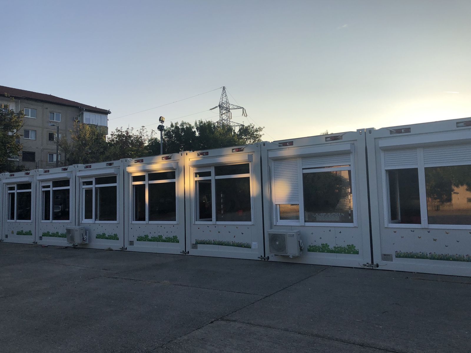 REPORTAJ/ Clopoțelul a sunat în containere la începerea noului an într-o școală din Timișoara. Primarul i-a îndemnat pe cei mici să devină ”oameni școlați” - FOTO