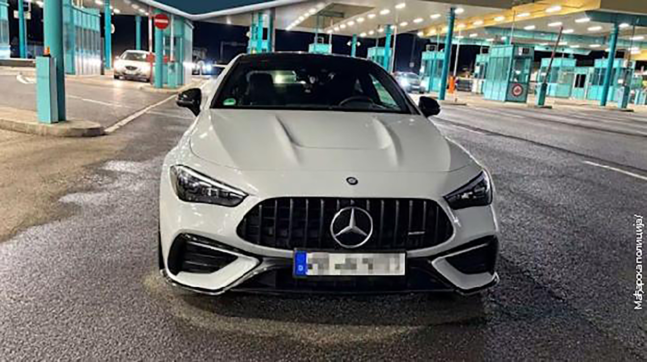 ZAUSTAVILI GA NA GRANICI, A U SISTEMU SE UPALIO CRVENI ALARM! Srpski državljanin vozio skupoceni "mercedes" sa poternice, policija ODMAH reagovala (FOTO)