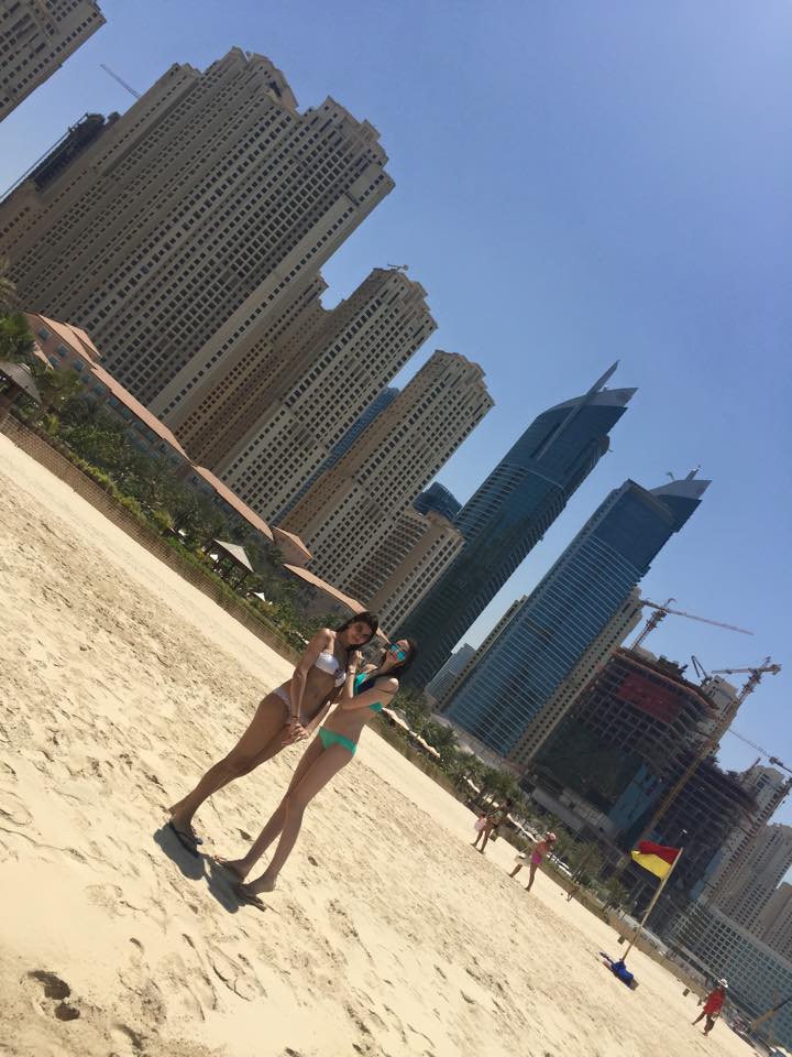 Prodanca și-a luat fetele și s-au zbenguit pe plajă și în apă! / GALERIE FOTO