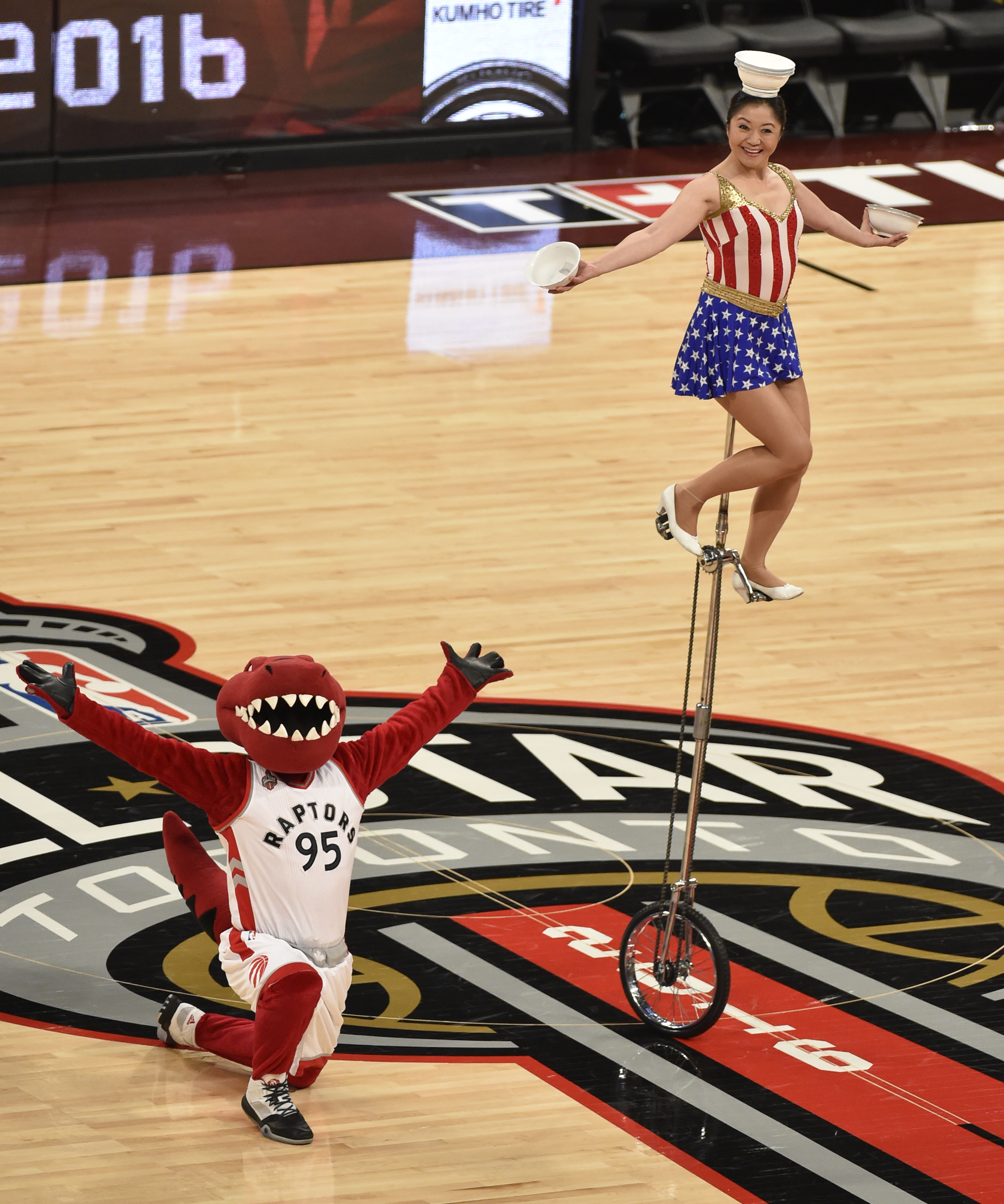 Vestul a aruncat Estul la coș, la All-Star Game. ^Ultima reprezentație a lui Kobe Bryant. Românii n-au lipsit din ”Air Canada”! / GALERIE FOTO