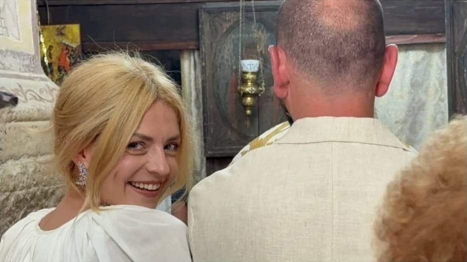 Victoria Răileanu și Adrian Ștefănescu s-au căsătorit religios. Imagini de la nunta organizată în mijlocul naturii