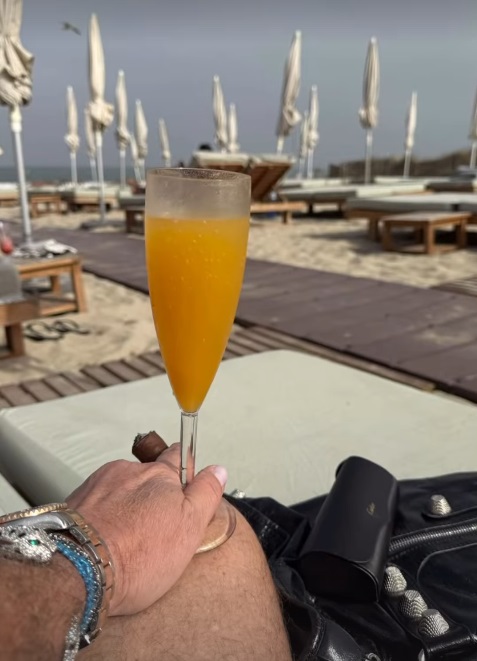 Imagini din vacanța lui Cătălin Botezatu. Unde se relaxează creatorul de modă, care nu apare alături de noua iubită: „În sfârșit”