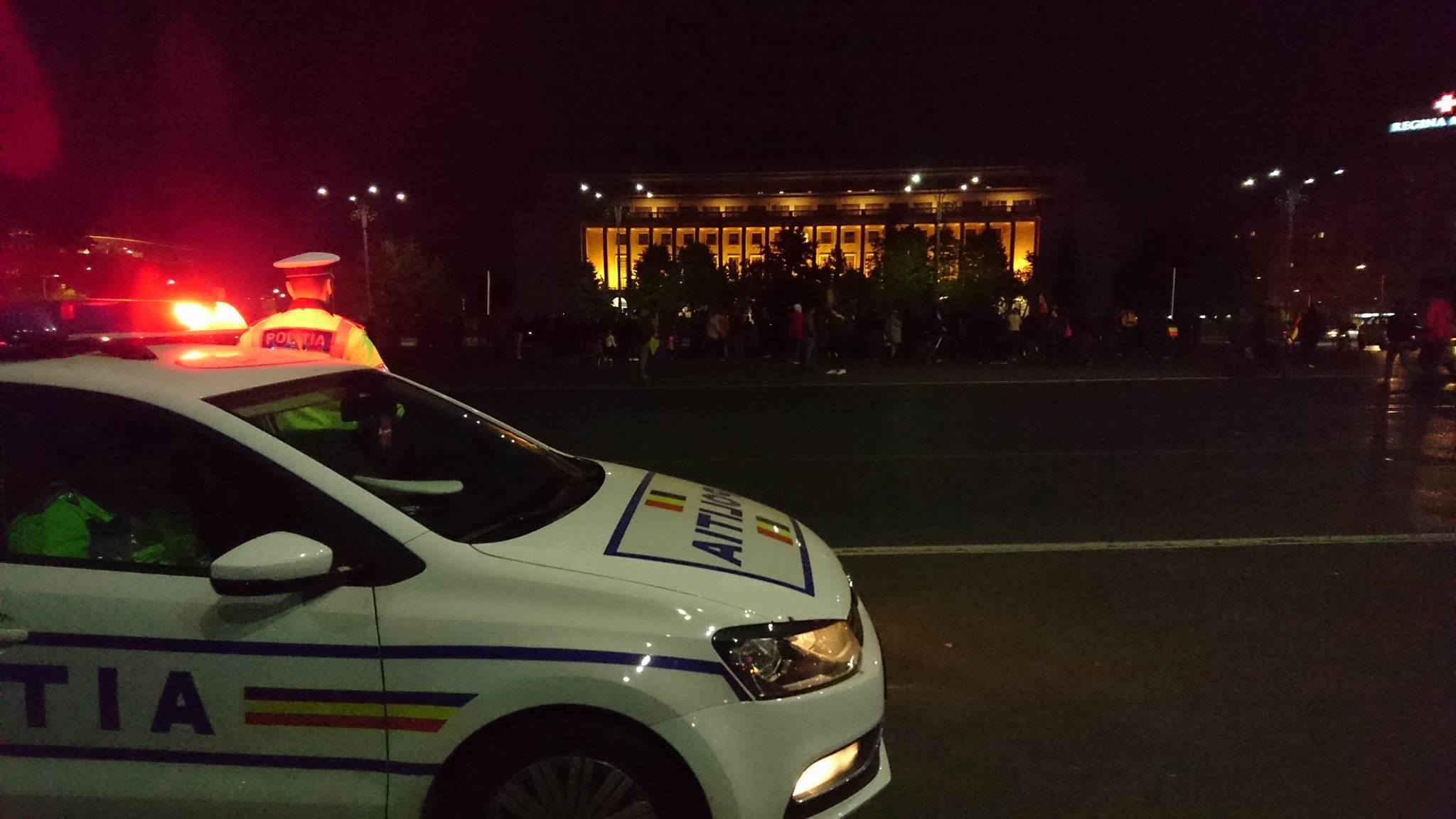 Protest în Piața Victoriei. Aproximativ 100 de oameni s-au adunat în fața Guvernului / FOTO