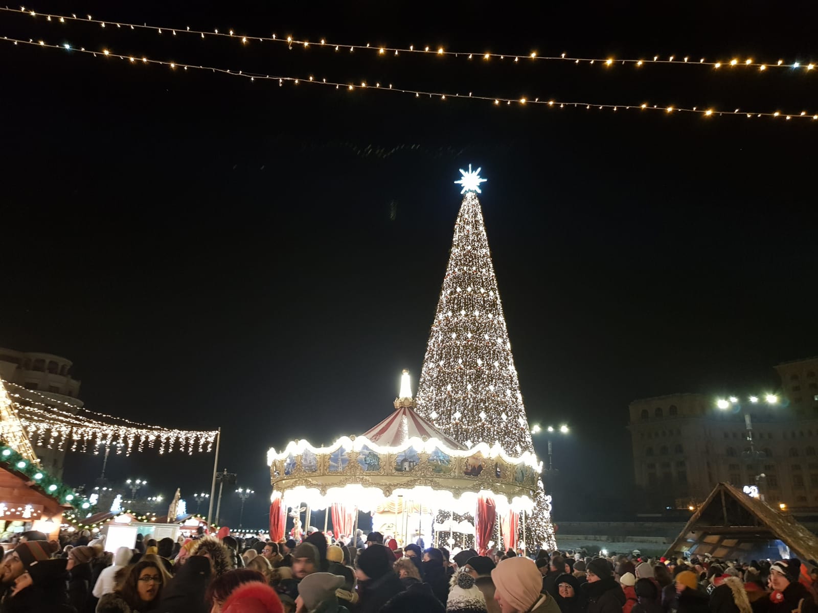 Luminițele de Crăciun au fost aprinse în Capitală, în prezența a mii de oameni. Doi elevi olimpici dintr-un cor muzical au apăsat butonul