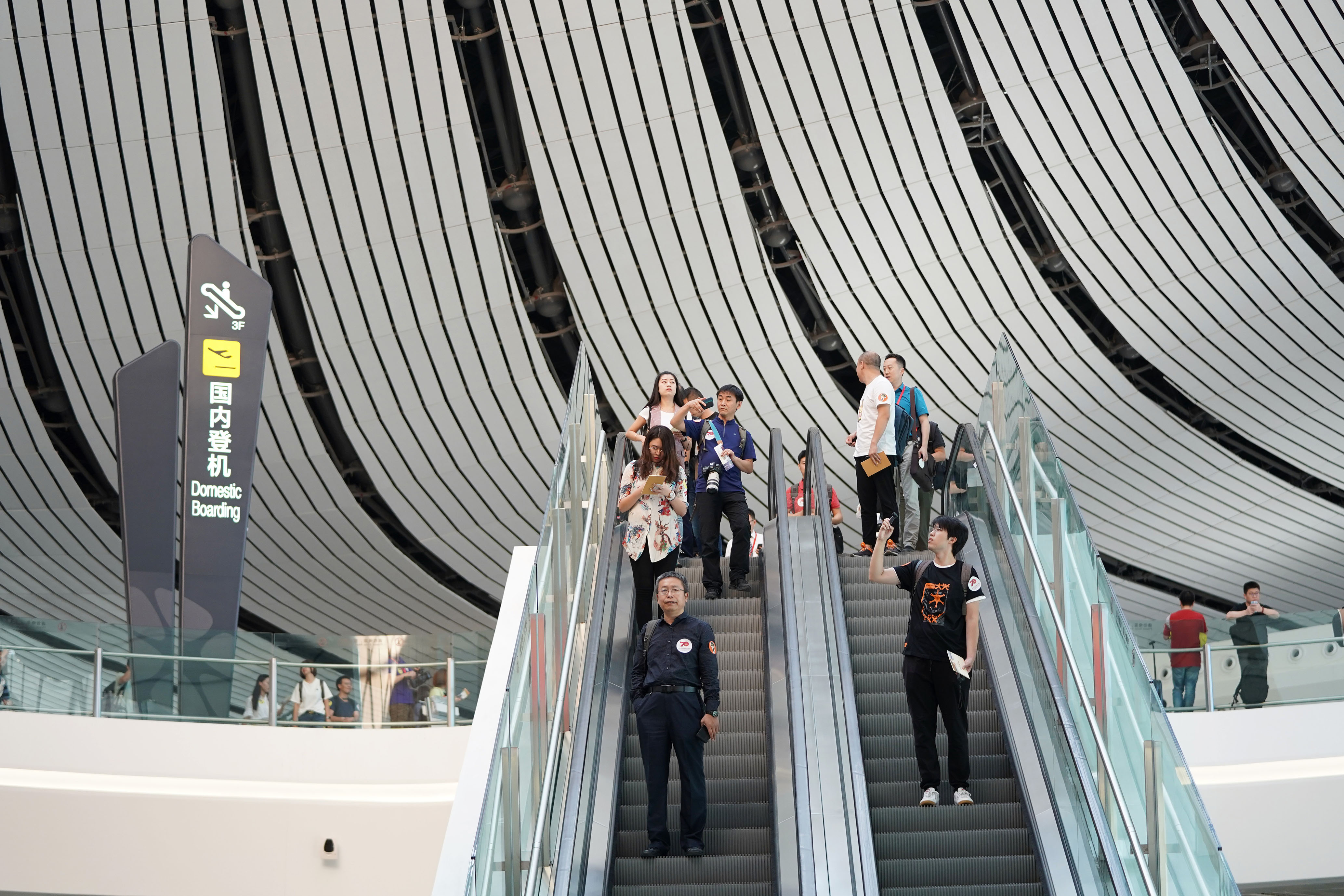 Cum arată cel mai mare aeroport din lume, inaugurat în China. E situat la 46 de kilometri de Beijing, are o suprafaţă de 700.000 m² și a costat 15 miliarde de dolari
