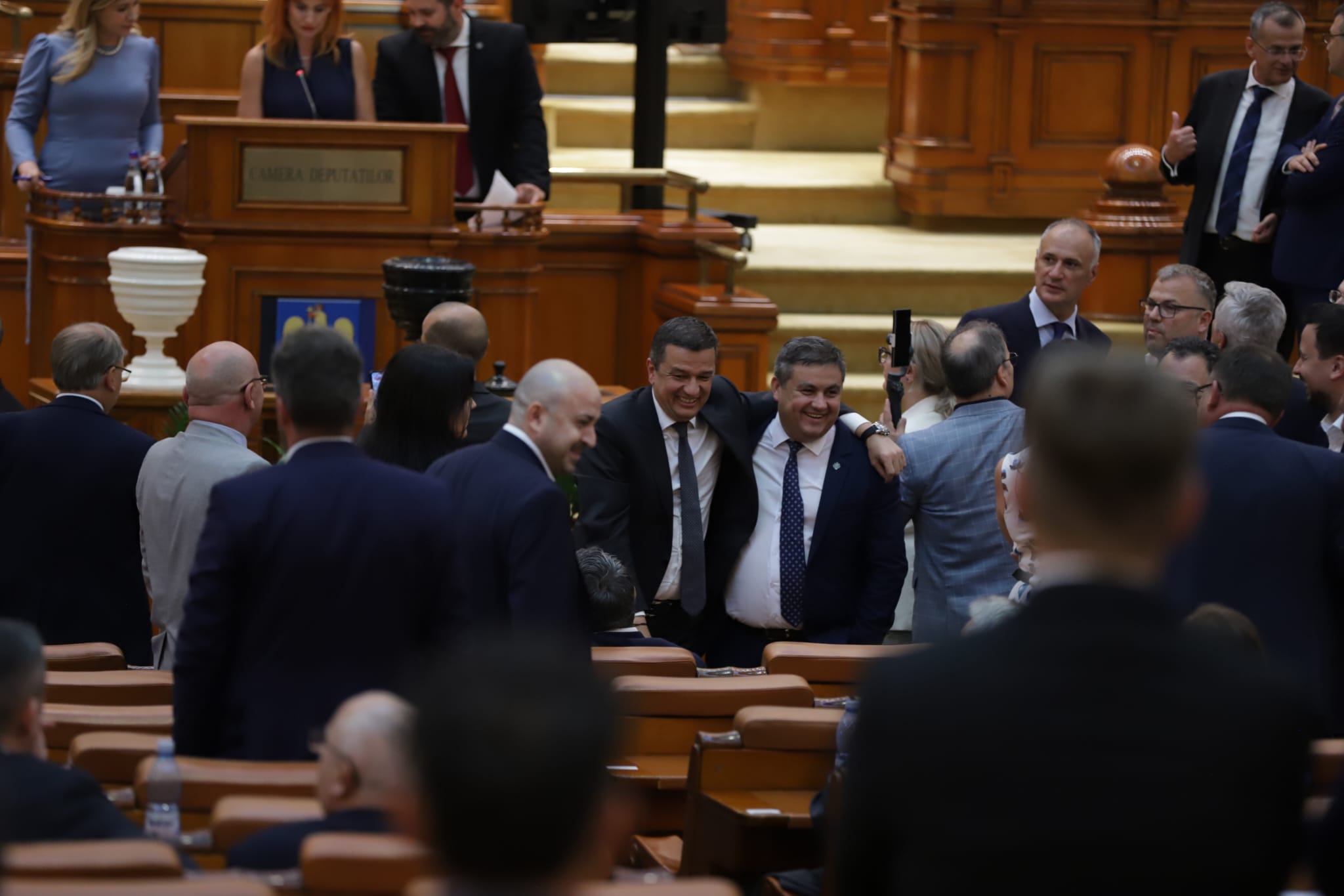 Cronica unei moțiuni de cenzură ratate: bancuri, plictiseală și clinciuri. Opoziția a bifat cel mai umilitor vot din ultimii 16 ani