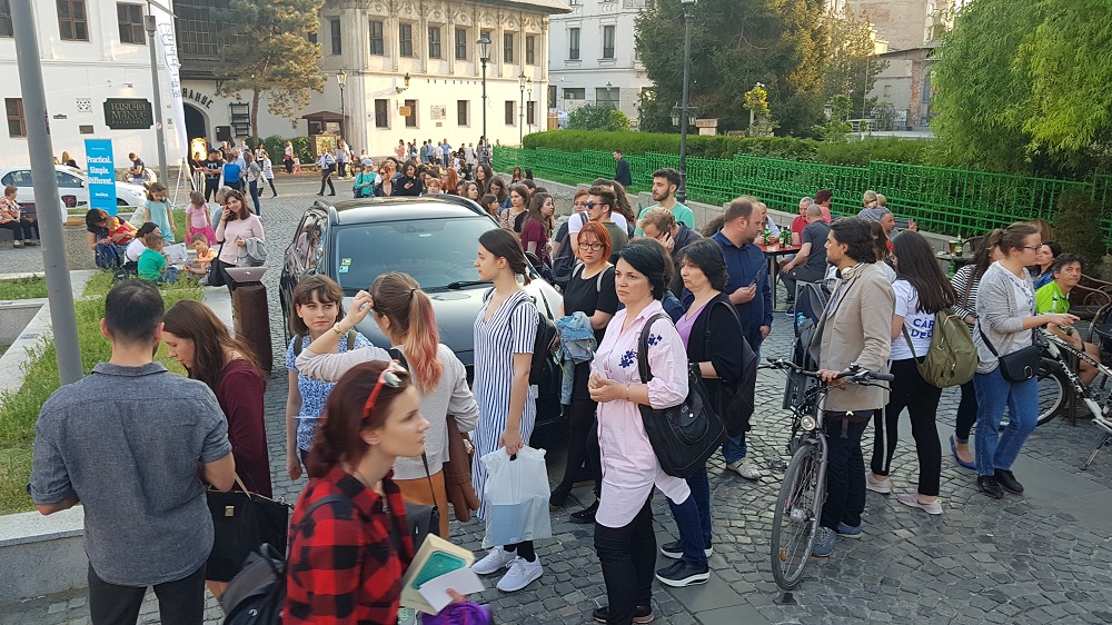 FOTO/ Aglomerație la Noaptea Cărților Deschise. Zeci de oameni au stat la coadă să ia un volum gratis