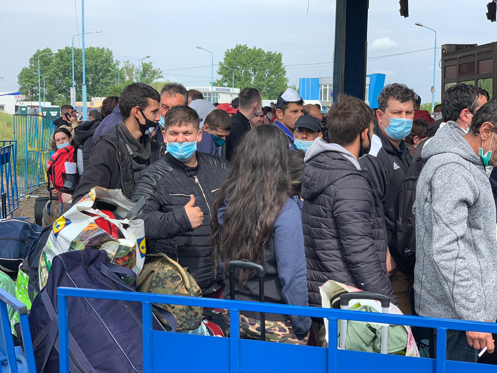 Imagini incredibile: Românii așteaptă și 8 ore la punctele de frontieră din vestul țării. Peste 8.000 de oameni au intrat în țară prin Ungaria, în ultimele 24 de ore